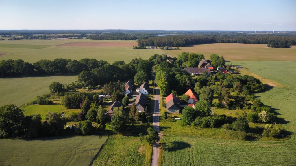 Evchensruh Luftbild mit See im Hintergrund